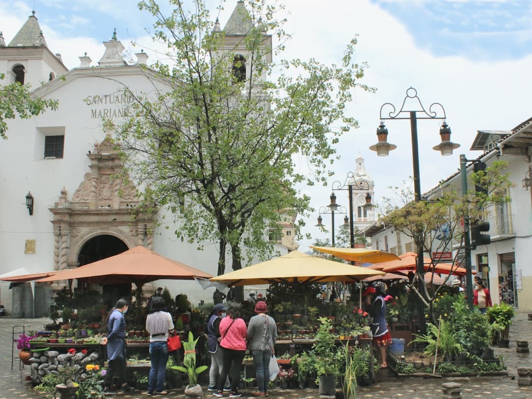 Kolorowy lokalny rynek w Cuenca, Ekwador
