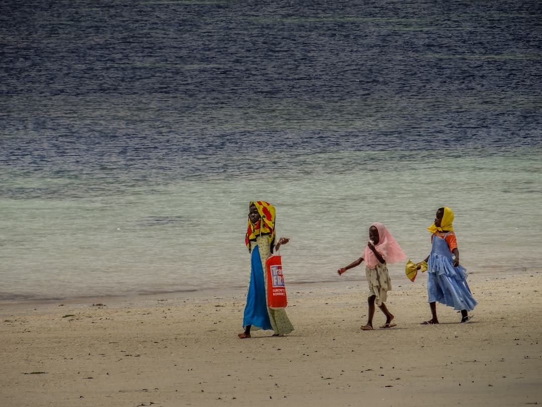 Rodziny cieszące się zachodem słońca na plaży w Zanzibaru