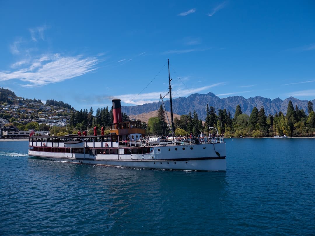 Historyczny parowiec TSS Earnslaw na jeziorze Wakatipu, Queenstown i góry.