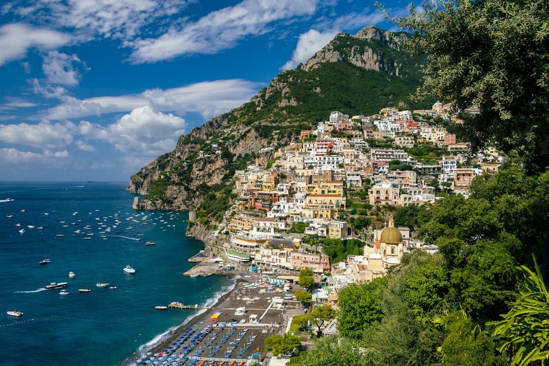 Kolorowe domy nad brzegiem morza, klify, Positano.