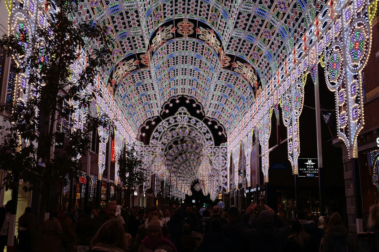Kolorowe iluminacje świetlne wzdłuż zatłoczonej ulicy