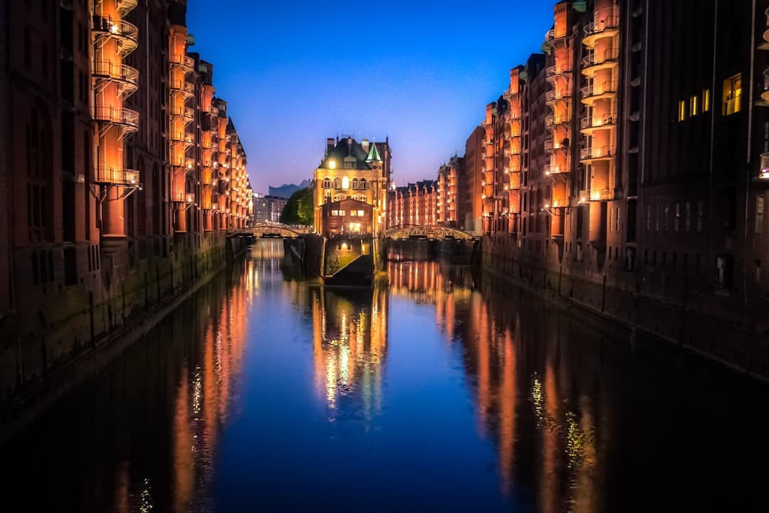 Magazyny nocą nad kanałem Hamburg Niemcy.