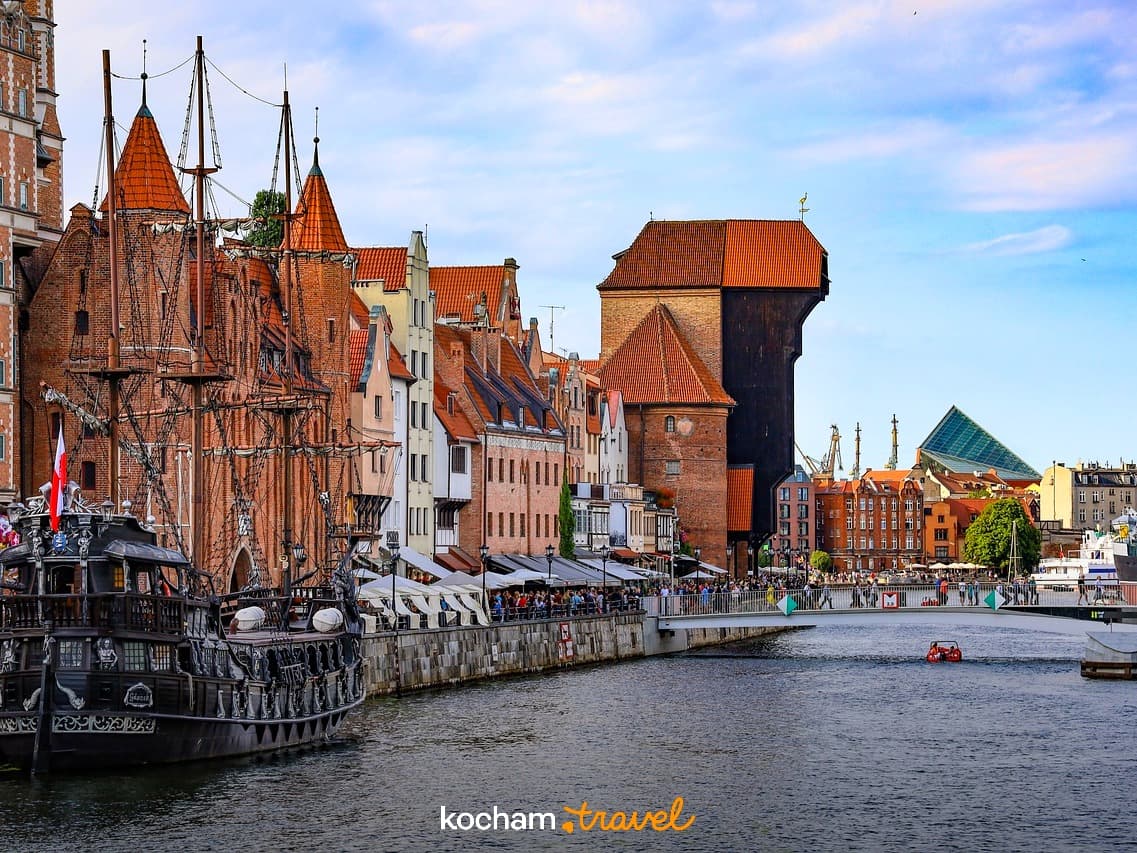 Gdańsk, Motława, zabytkowe nabrzeże, Żuraw, statek, kolorowe kamienice.