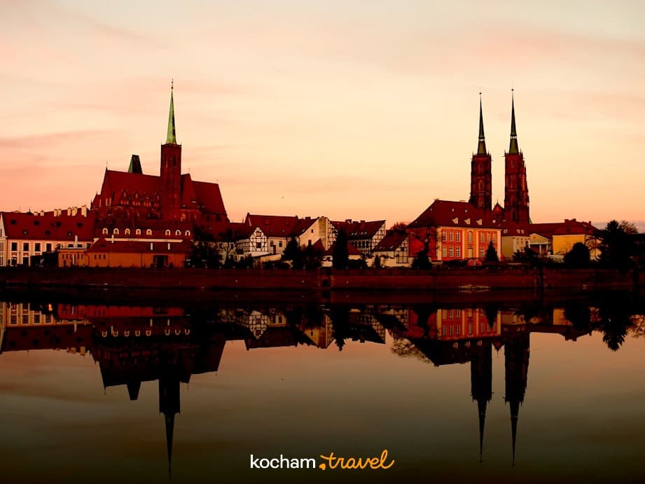 Wrocław Ostrów Tumski, katedra, budynki, zachód słońca, odbicie w rzece.