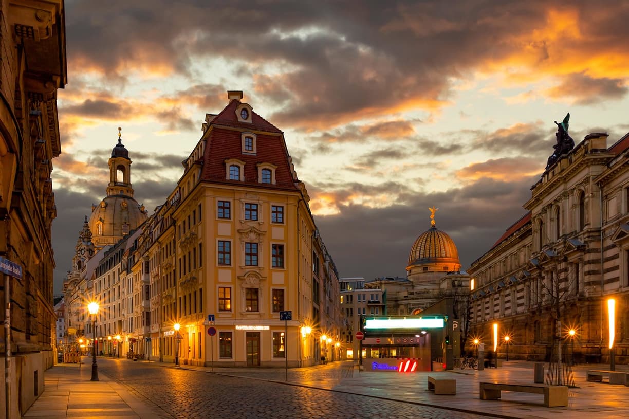 Drezno ulica wieczorem, Frauenkirche, oświetlone zabytkowe budynki, zachód słońca.