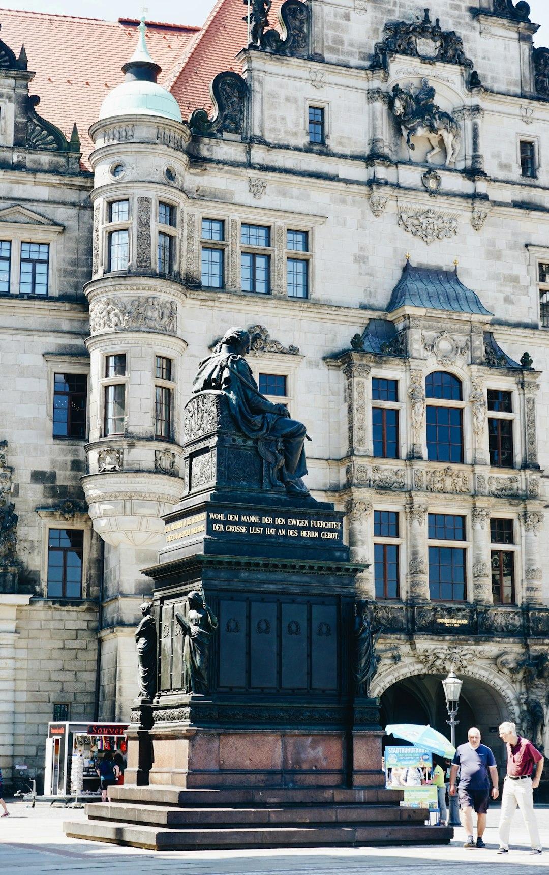 Pomnik Fryderyka Augusta I przed Zamkiem Drezdeńskim, architektura barokowa.