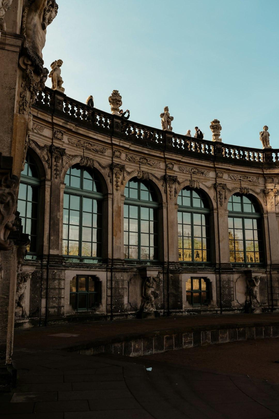 Barokowa fasada pałacu Zwinger w Dreźnie ze statuami i oknami.