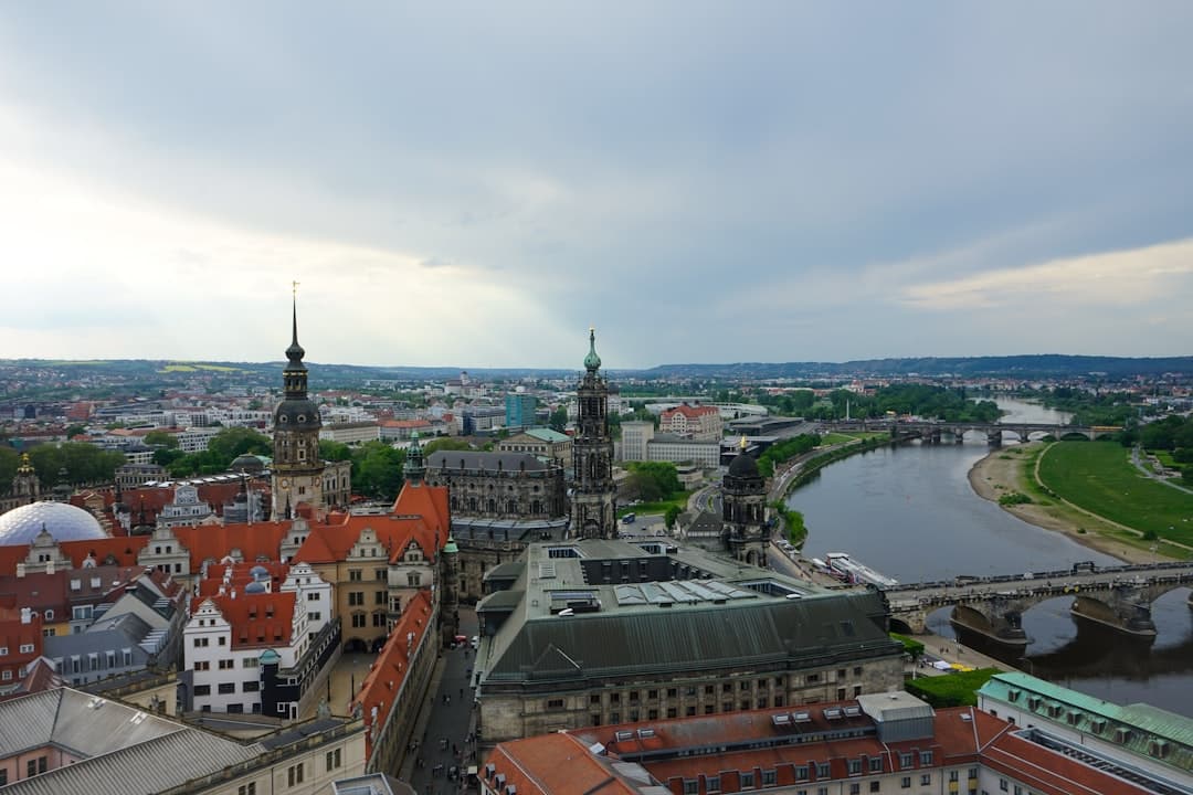 Drezno z góry: historyczne budynki, wieże, rzeka Łaba i mosty.