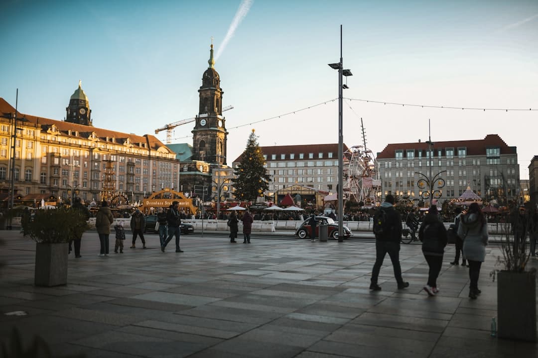 Jarmark bożonarodzeniowy Striezelmarkt w Dreźnie, choinka, diabelski młyn, zabytki.