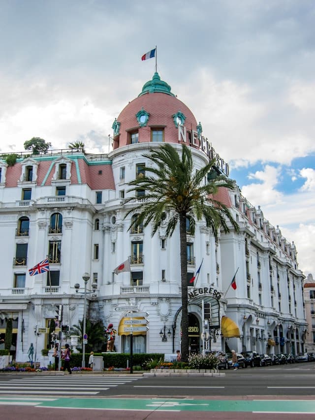 Ludzie cieszący się dobrym jedzeniem w restauracji all inclusive w Nicei
