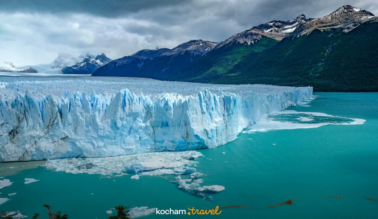 Potężny lodowiec Perito Moreno w Argentynie, turkusowe wody, skaliste góry.
