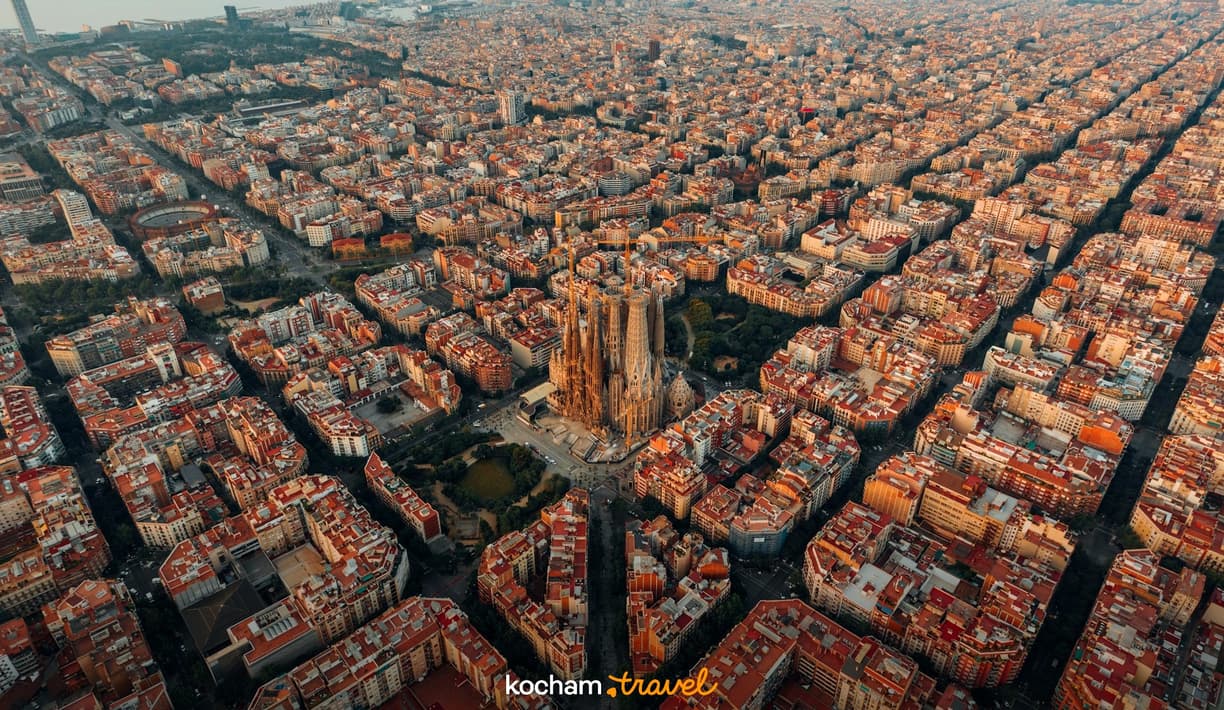 Barcelona, Sagrada Familia i charakterystyczny układ urbanistyczny o zachodzie słońca.