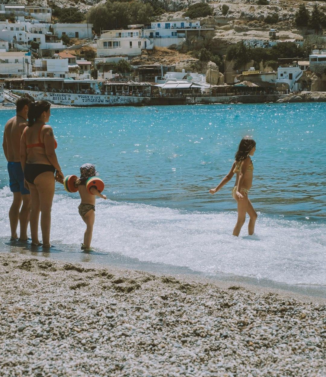 Szczęśliwa rodzina na plaży w Limassol