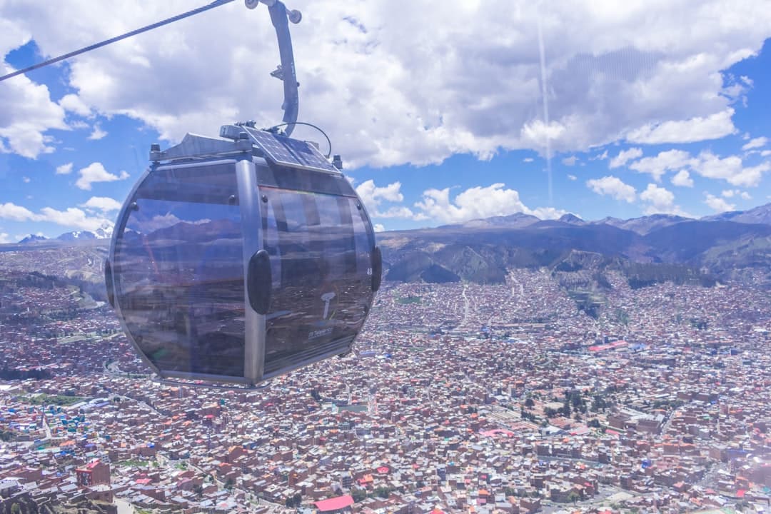 Widok na miasto La Paz z kabiny kolejki linowej