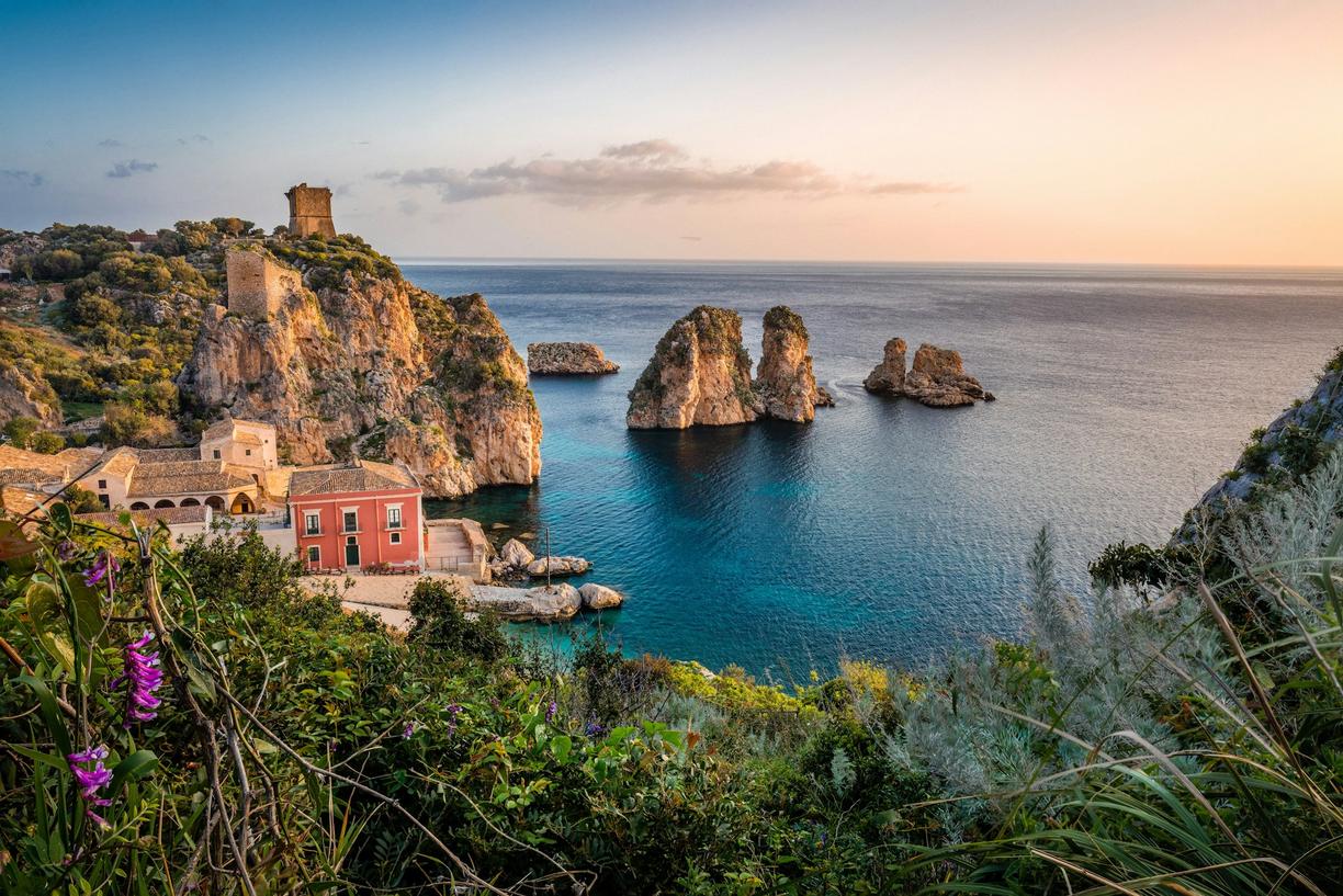 Urocza Tonnara di Scopello na Sycylii z faraglionami i turkusowym morzem.