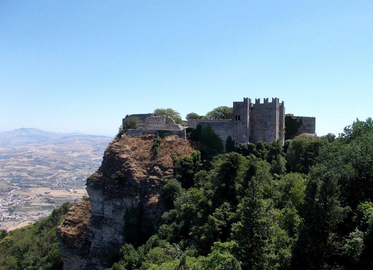 Średniowieczny zamek na skalistym klifie, widok na dolinę, Erice, Sycylia