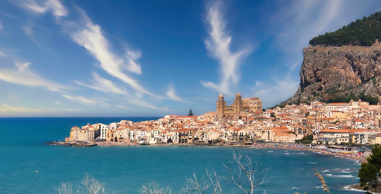 Sycylijskie Cefalù: historyczne miasteczko z katedrą, plażą i klifem.