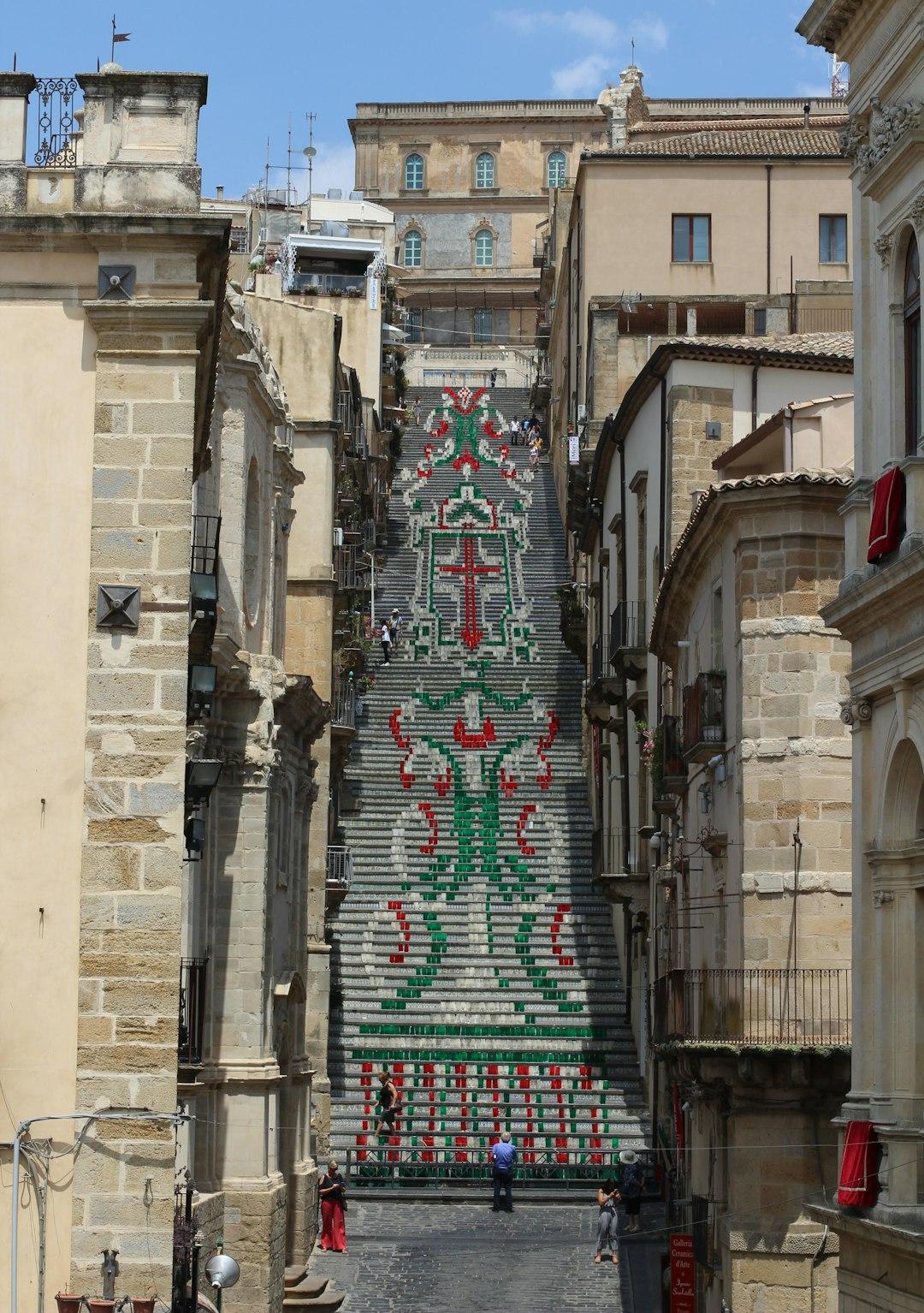 Sycylijskie schody Caltagirone z barwnym ceramicznym wzorem kwiatowym.