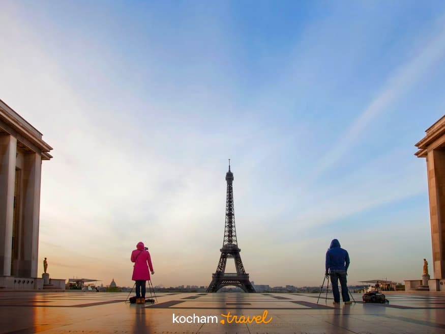 Paryż, Wieża Eiffla, fotografowie na Trocadéro, wschód słońca.