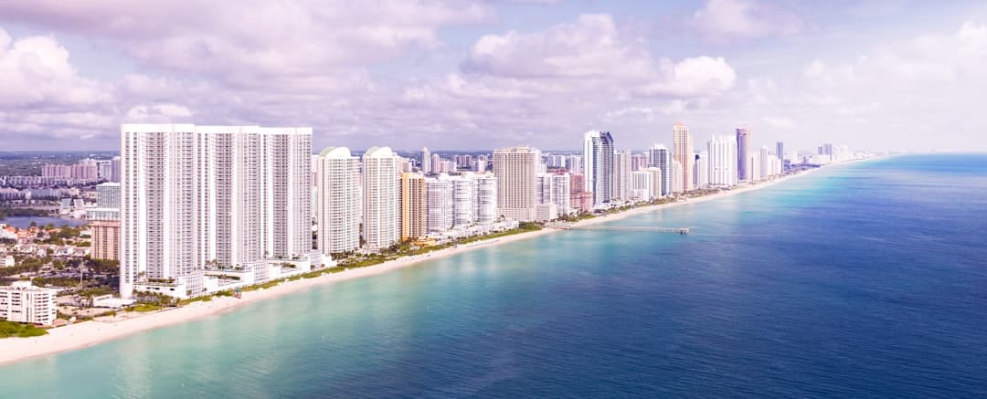 Plaża w Miami z widokiem na miasto