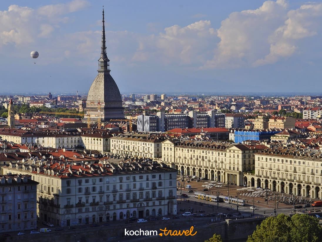 Panorama Turynu z Mole Antonelliana i balonem na tle miasta