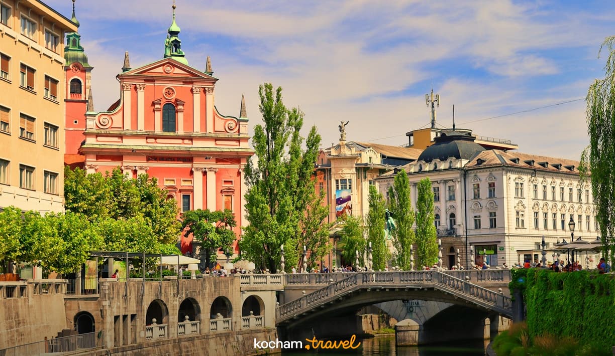 Kościół Franciszkanów i Trójmost nad Ljubljanicą w Lublanie, Słowenia.