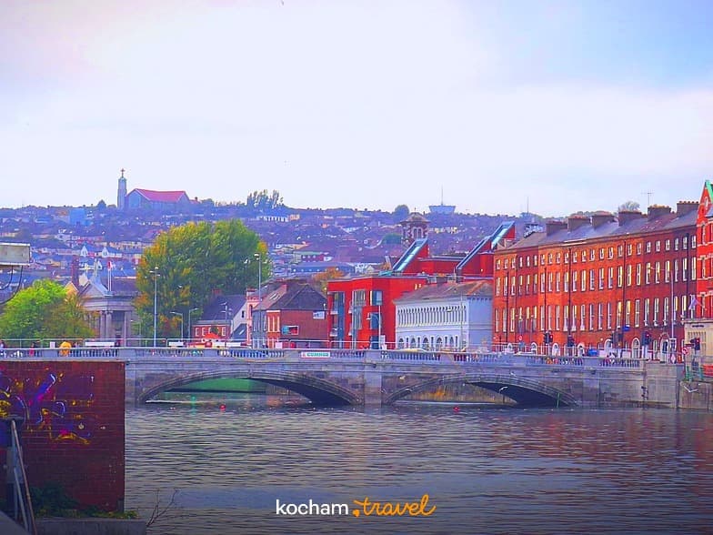 Panoramiczny widok na miasto Cork, rzekę Lee, zabytkową architekturę, most.