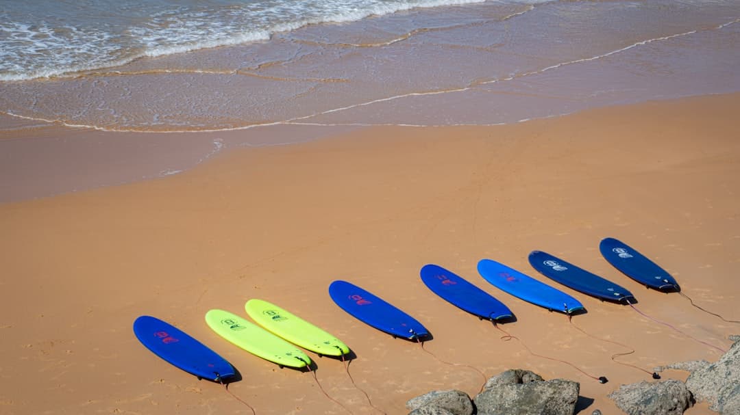 Deski surfingowe na plaży czekające na surferów