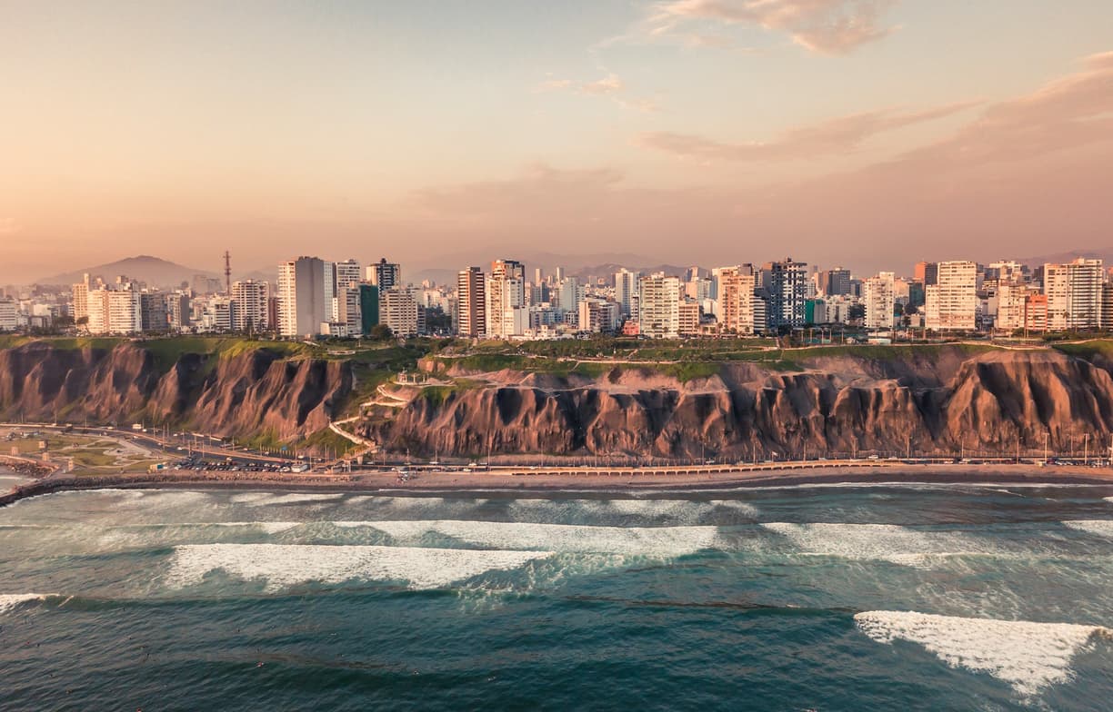 Peru. Surfing dla początkujących w Limie: Najlepsze szkółki na plaży Makaha