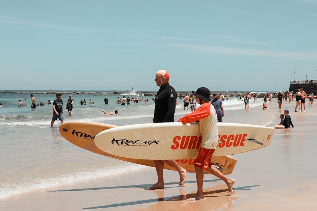 Instruktor surfingu uczący początkujących na plaży