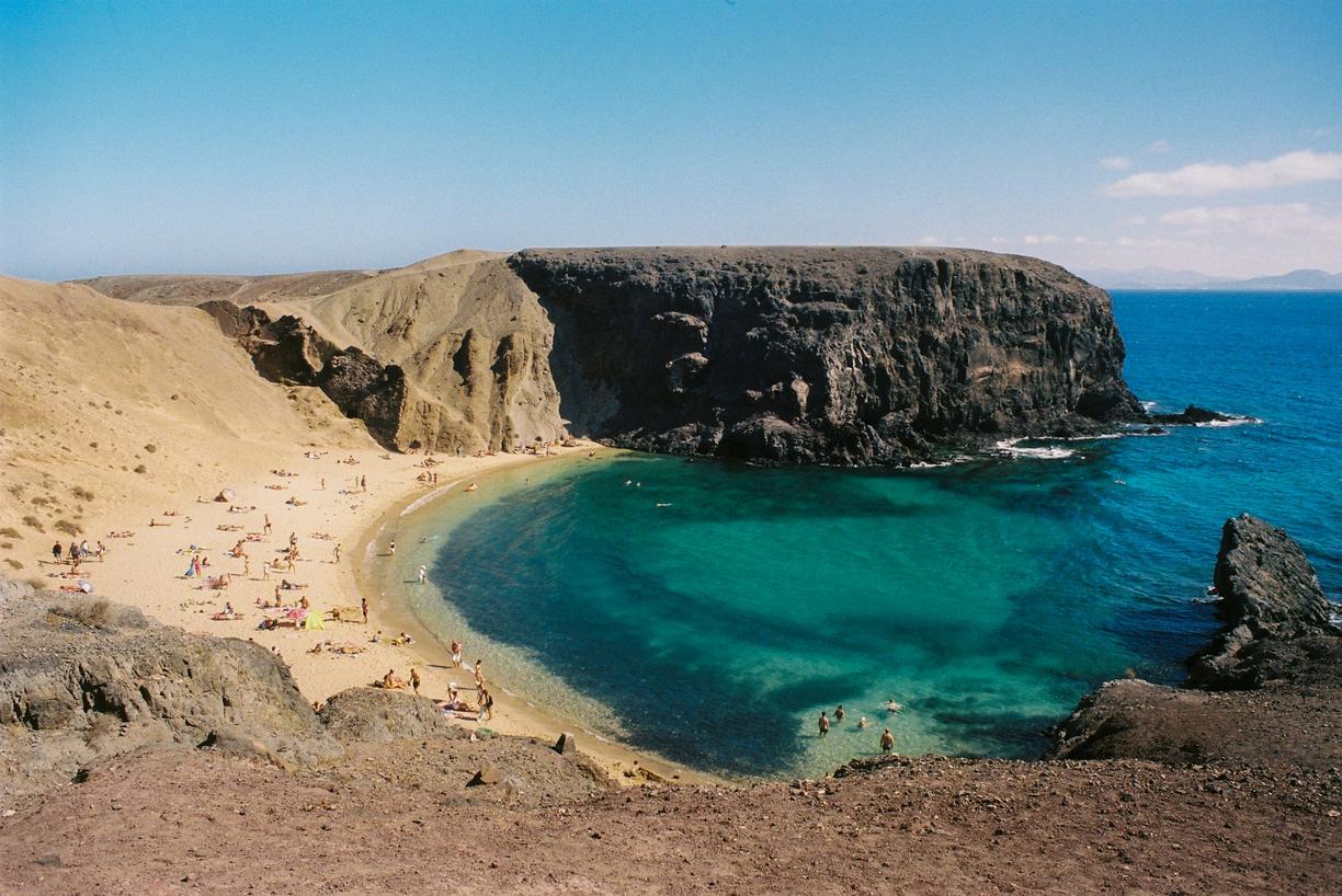 Turkusowa zatoka Papagayo na Lanzarote, piaszczysta plaża, skaliste klify.