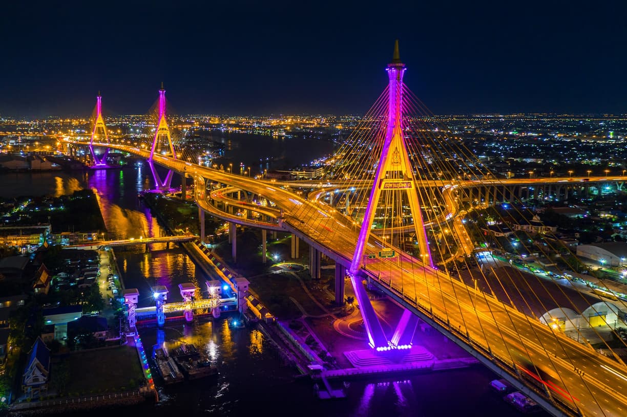 Ruchliwy targ uliczny w Bangkoku