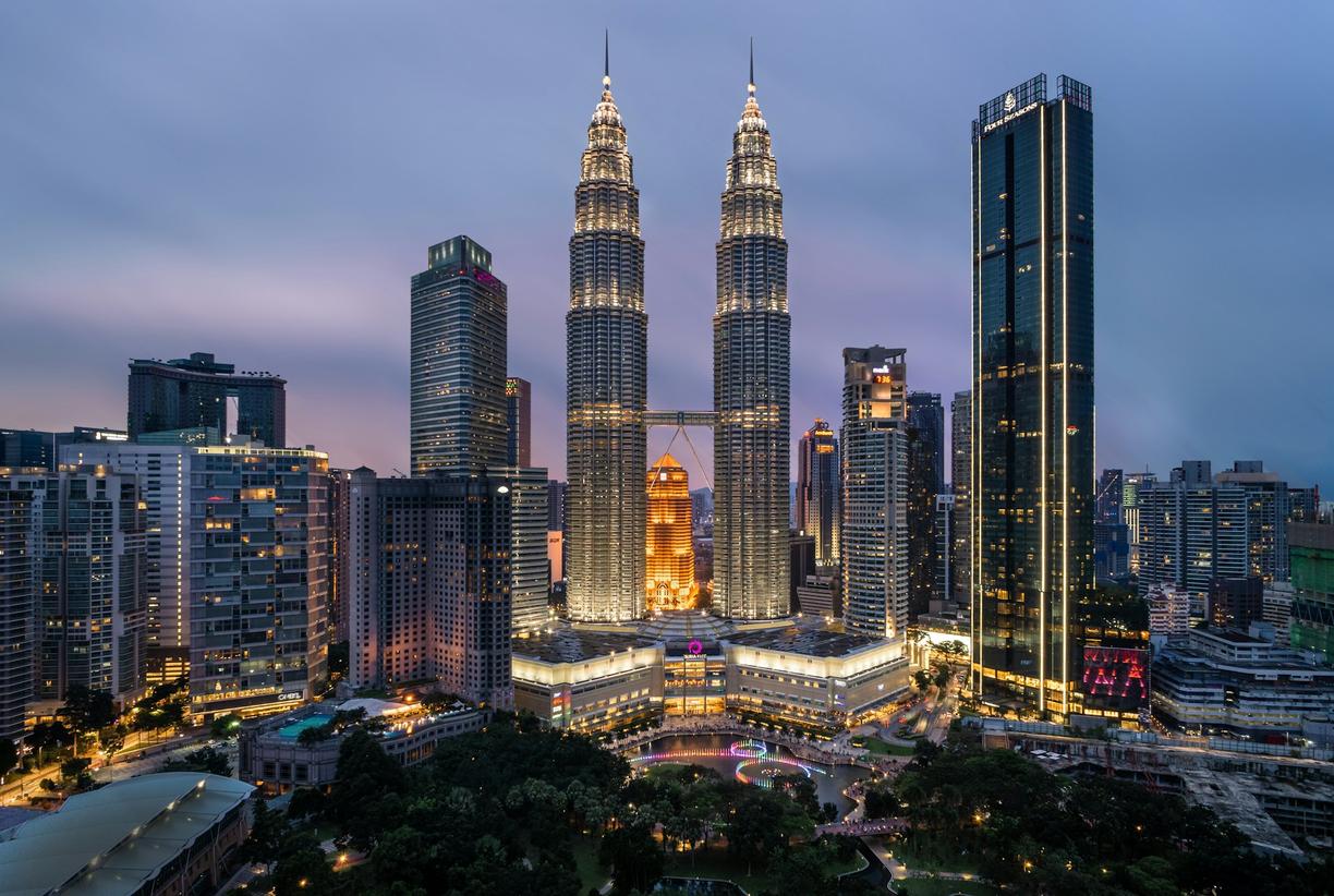Wieże Petronas w Kuala Lumpur o wschodzie słońca
