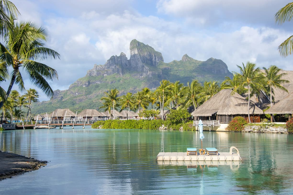 Bora Bora poza pocztówką: co naprawdę oferują luksusowe wille na wodzie?