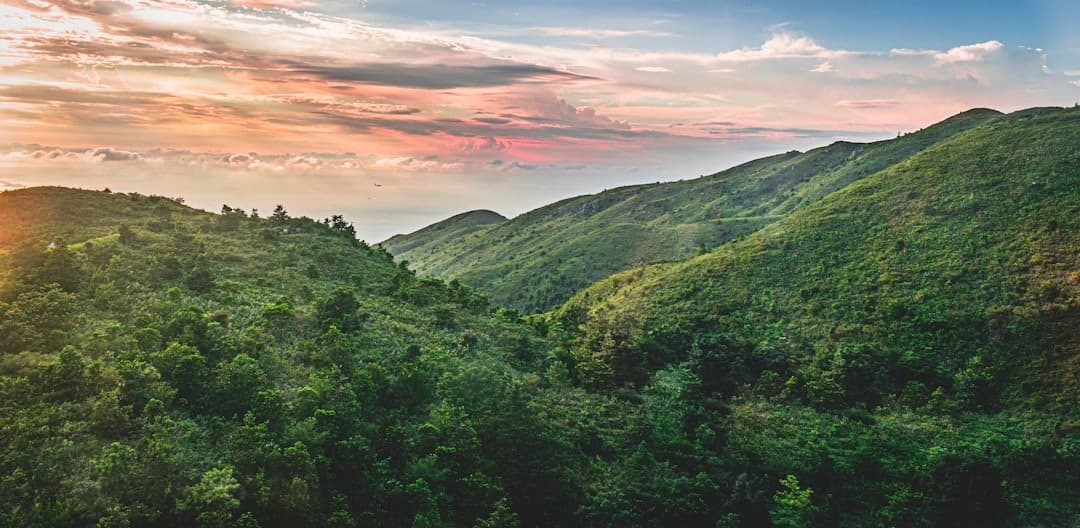 Zielone góry, zachód słońca, malowniczy krajobraz, panoramiczny widok.