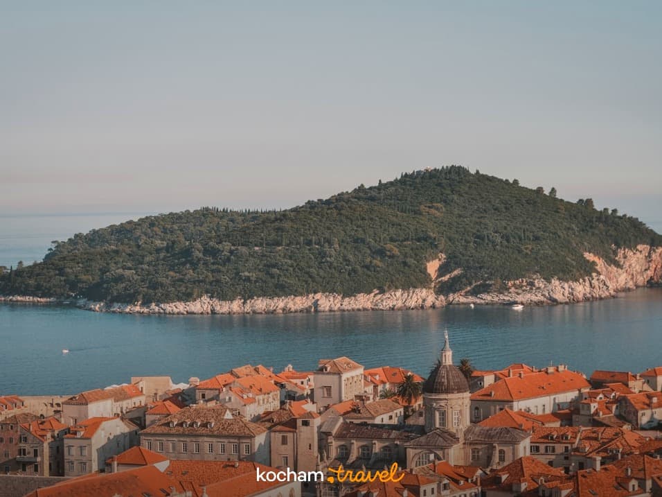Dubrownik stare miasto, czerwone dachy, wyspa Lokrum, Adriatyk