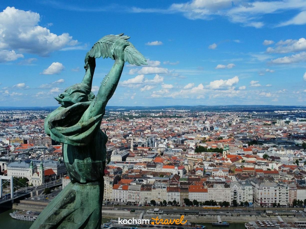 Statua Wolności w Budapeszcie z panoramą miasta i Dunaju.