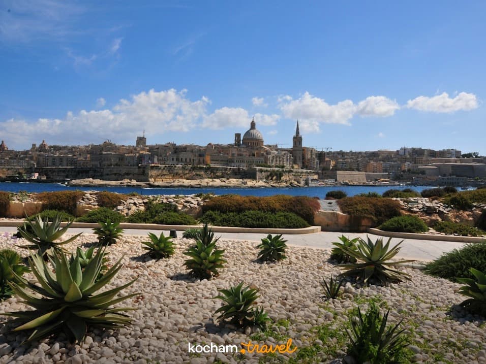 Panorama Valletty, Malta, błękitne morze, słoneczny dzień, agawy.