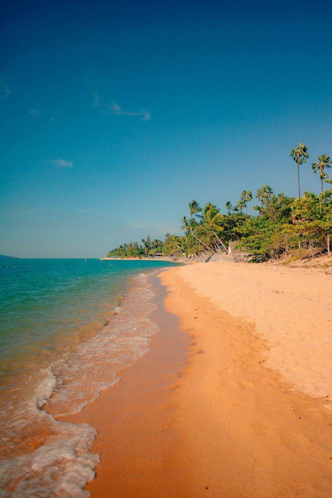 Najpiękniejsze plaże na Ko Samui: Od tętniącego życiem Chaweng po spokojną Maenam
