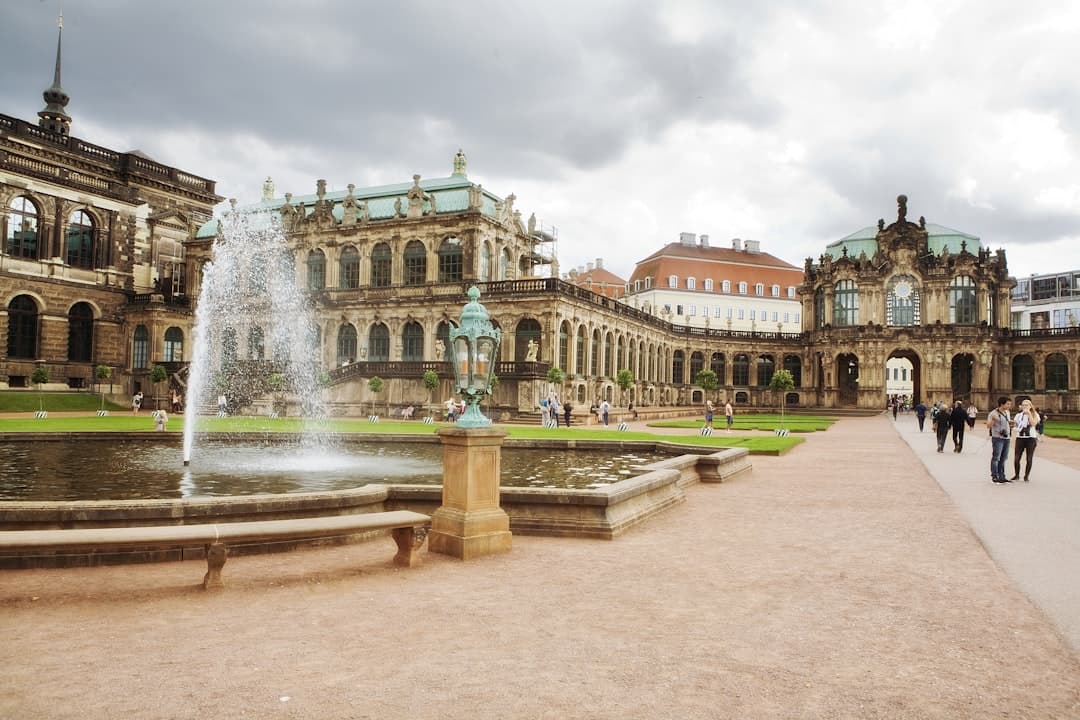 Barokowy budynek z fontanną w centrum miasta