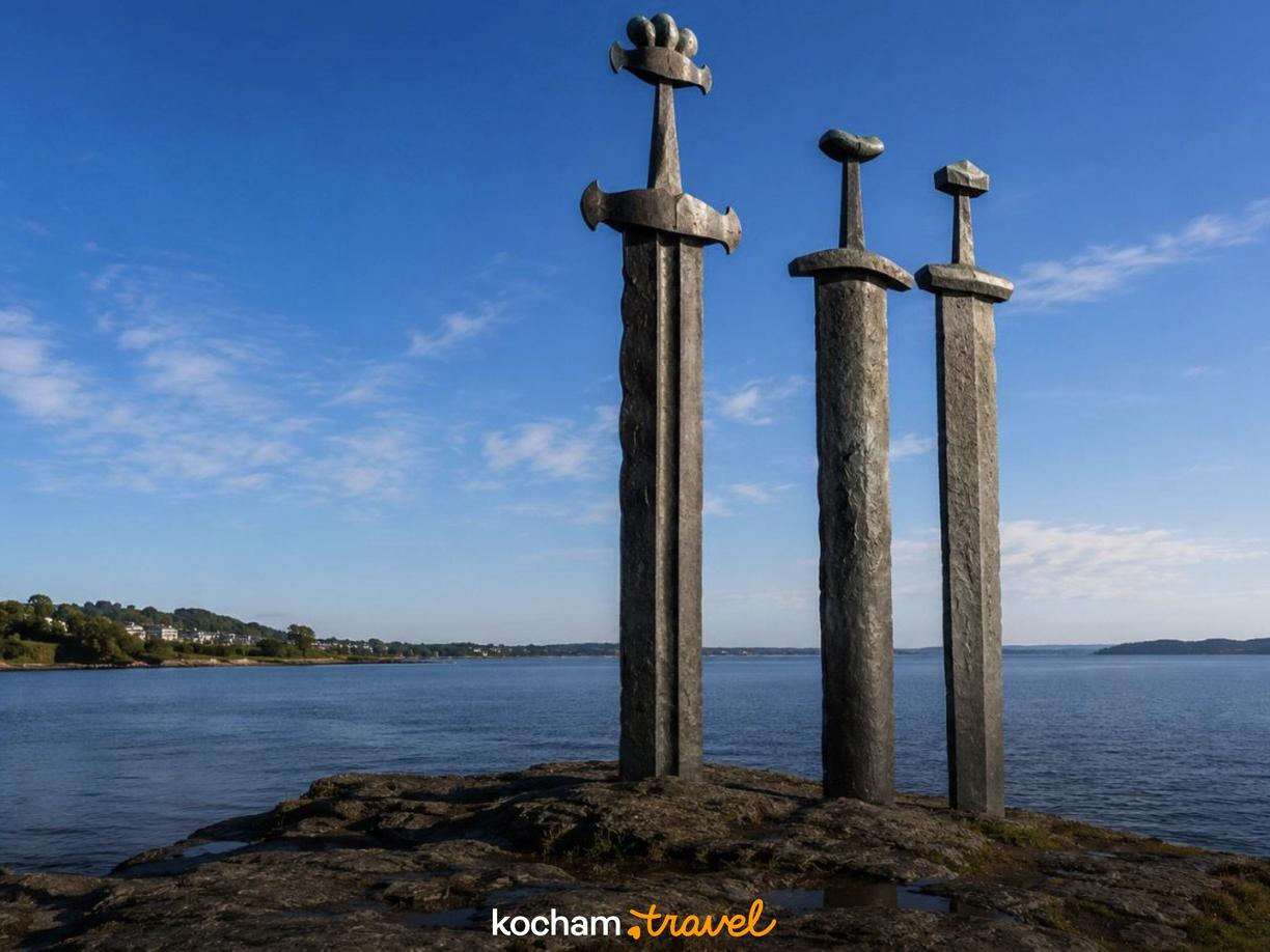 Trzy wikingowskie miecze Sverd i fjell nad fiordem, Norwegia.