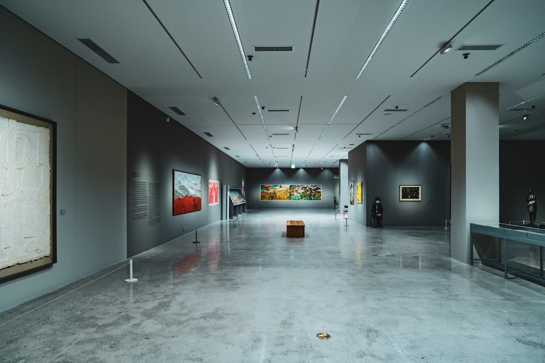 Galeria sztuki z obrazami na ścianach.
