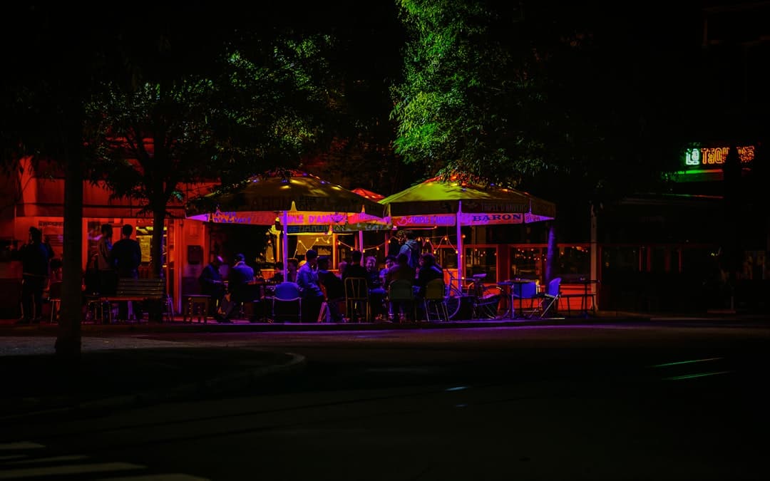 Życie nocne na plaży Beau Vallon, bary i muzyka na żywo