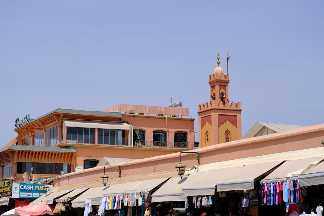 Historyczna medyna w Marrakeszu pełna ludzi