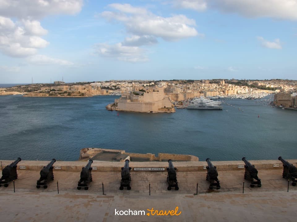 Malta, Valletta, panorama Wielkiego Portu, bateria salutingowa, działa.