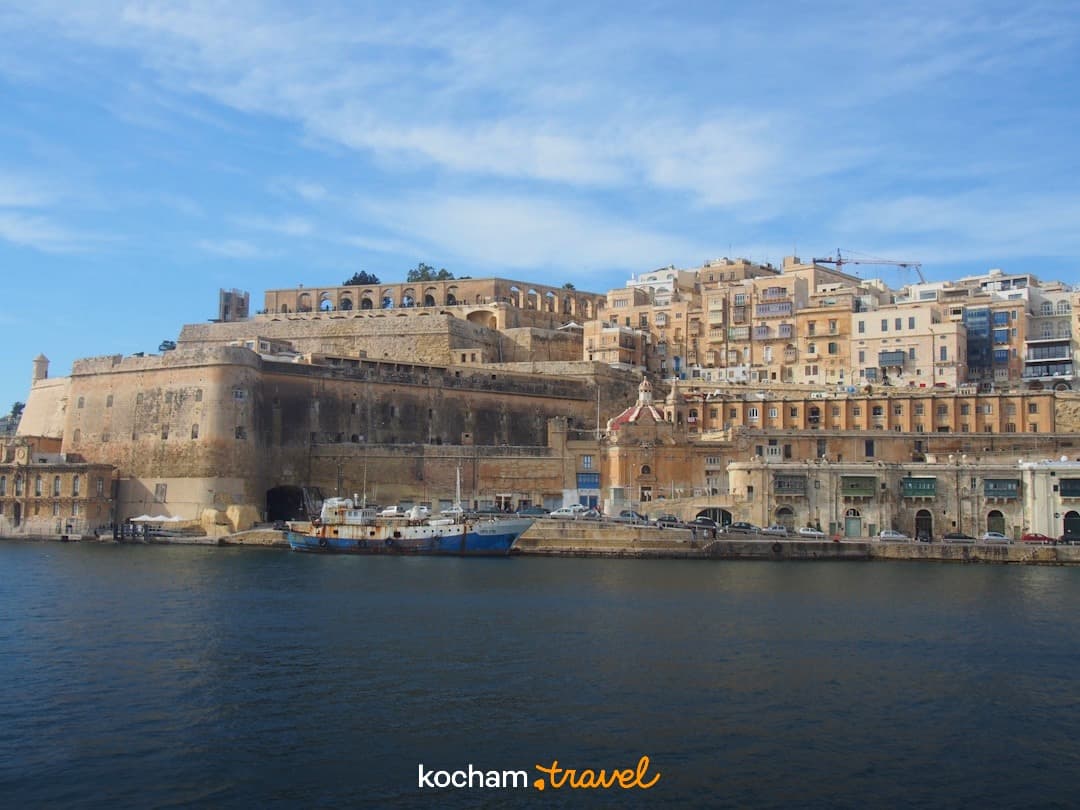 Zabytkowe ufortyfikowane miasto Valletta, Malta, widok z morza.