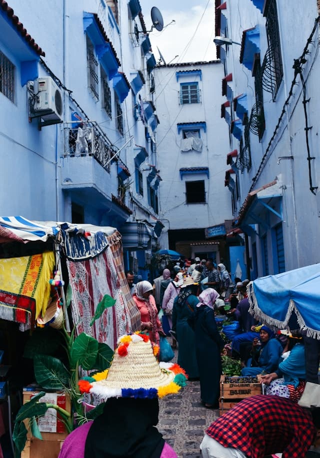 Tętniący życiem targ uliczny w błękitnym mieście Chefchaouen w Maroku.