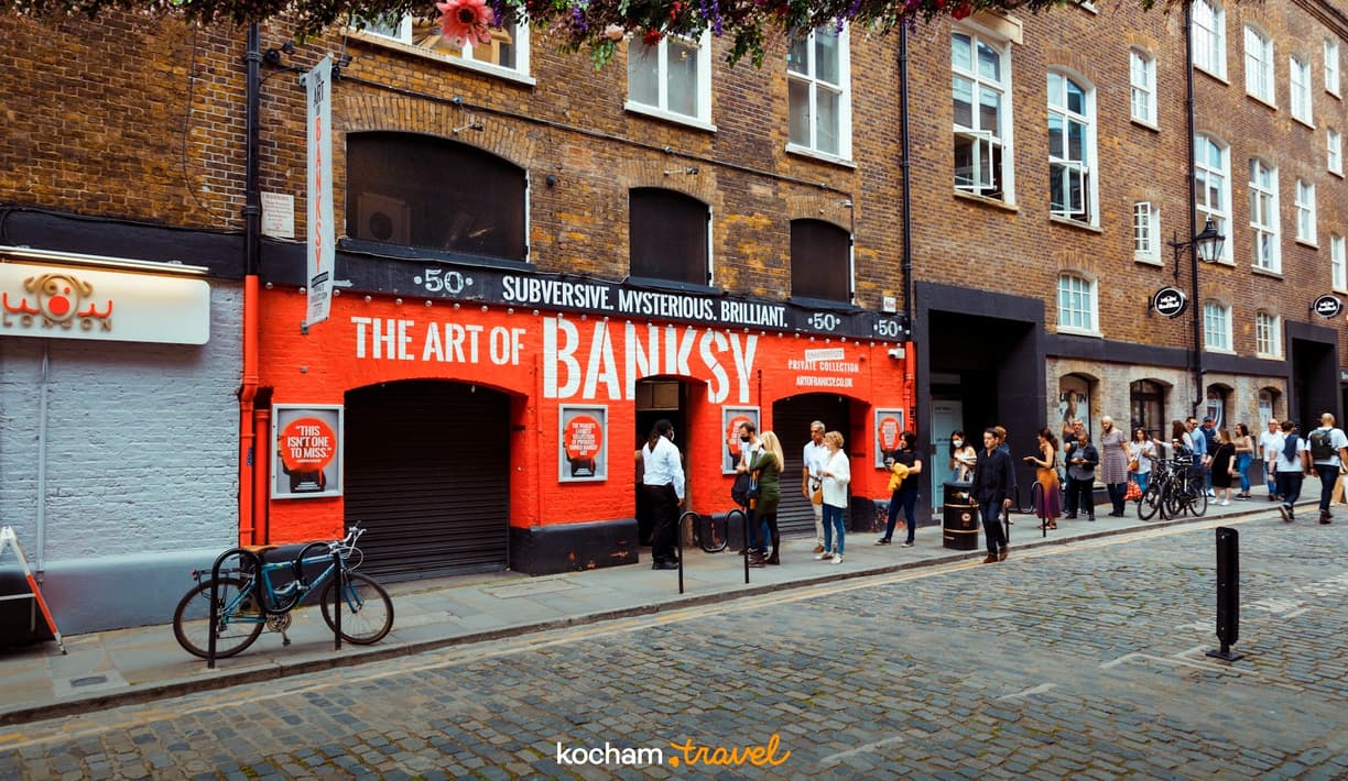 Ludzie przed wystawą The Art of Banksy na londyńskiej ulicy.