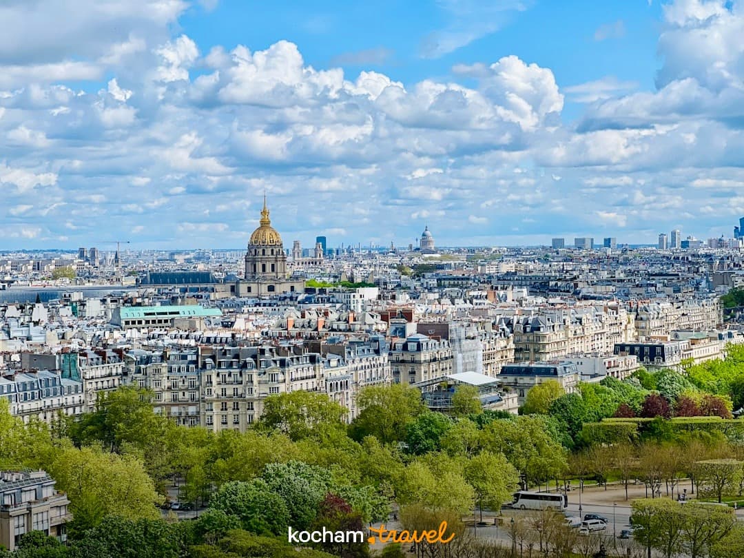 Panorama Paryża, Les Invalides, słoneczny dzień, miejski krajobraz, zielone drzewa