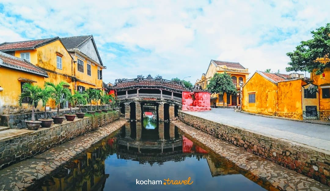 Japoński Kryty Most, Hoi An, Wietnam, zabytkowe miasto, kanał, żółte budynki.